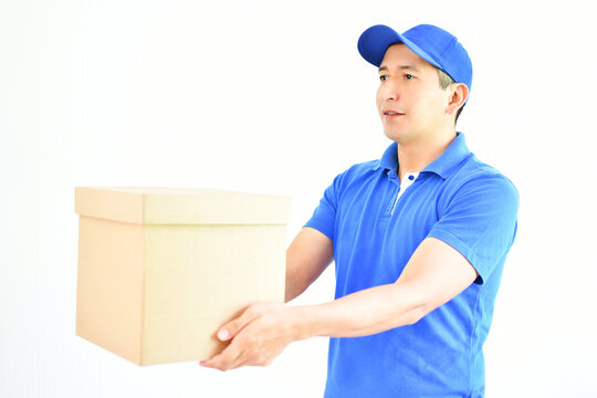 Mensajero entregando una caja. Concepto de mensajer&iacute;a y entregas a domicilio. Aislado sobre un fondo blanco.