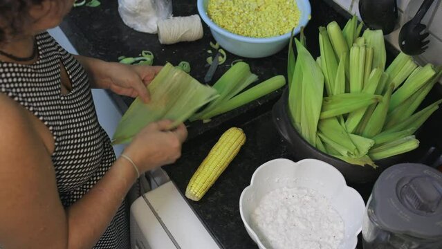 Recife, Pernambuco, Brazil. 07, 05, 2023. Video shows the preparation of Pamonha, a typical food made from corn that is served on the feasts of S&atilde;o Jo&atilde;o.