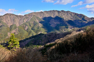 道志山塊の御正体山より二十六夜山と赤岩と今倉山を望む
