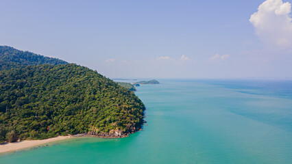 Fototapeta premium High angle drone shot of Kao Lanta, Krabi, Thailand on a clear day in the summer, suitable for family travel. walking tour resting
