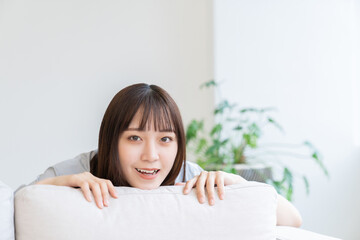 リラックスする若い女性