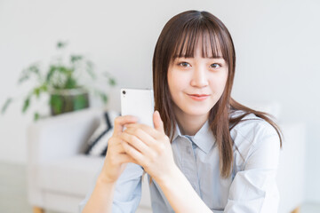 スマホを見る若い女性