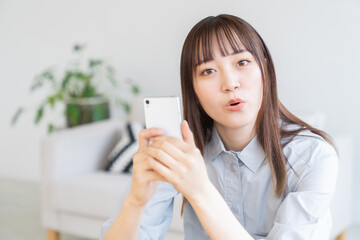 スマホを見る若い女性