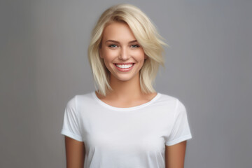 Obraz premium Smiling woman wearing a white t-shirt