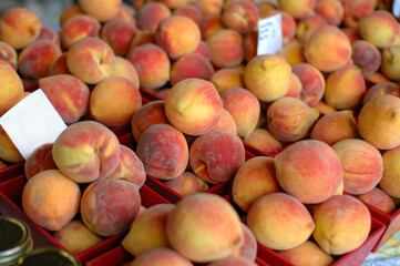 市場にイエローピーチがいっぱいある写真