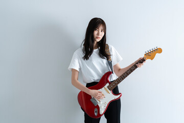Fototapeta premium エレキギターを弾く女性