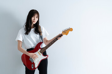 Fototapeta premium エレキギターを弾く女性