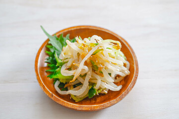 ラー油がかかったモヤシのナムル