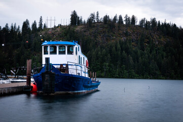 Naklejka premium boat on the lake