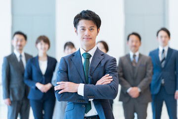 オフィスで働くビジネスマンたち（多人数・複数人・集団・大人数）