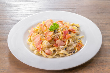 mushroom cream sauce spaghetti with bacon