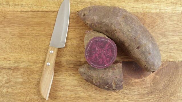 patate douce violette isol&eacute; en gros plan