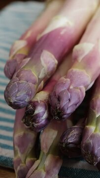 asperges violettes crues en gros plan