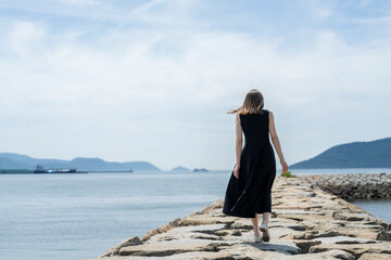 晴天の海にいる女性