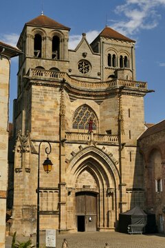 La fa&ccedil;ade de L&rsquo;&eacute;glise Saint-Pierre-et-Saint-Paul du prieur&eacute; b&eacute;n&eacute;dictin de Souvigny 