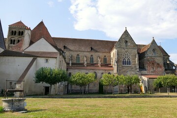Fototapeta na wymiar L’église Saint-Pierre-et-Saint-Paul du prieuré bénédictin de Souvigny vue depuis le parc