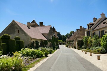 La rue principale du village d’Apremont-sur-Allier