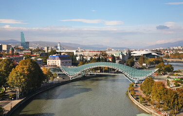 Fototapeta na wymiar Bridge of Peace over the river Kura in Tbilisi. Georgia