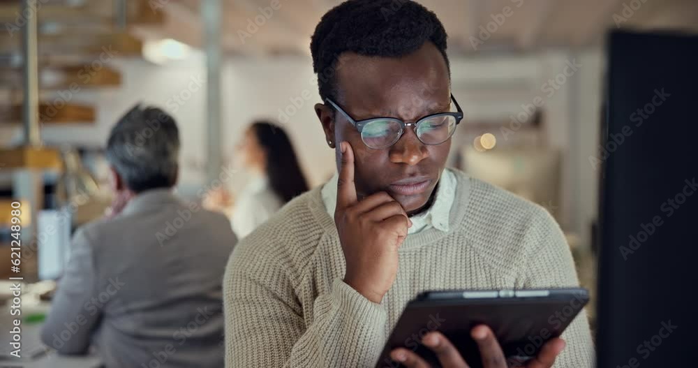 Aufkleber thinking, ideas and business man on tablet and computer for digital marketing, brainstorming or webs