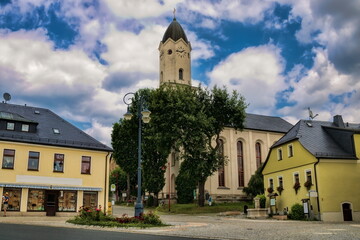 Bad Brambach, deutschland - Stadtbild mit Brunnen und Michaeliskirche