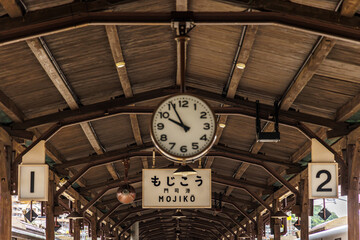 レトロな雰囲気の木造の駅