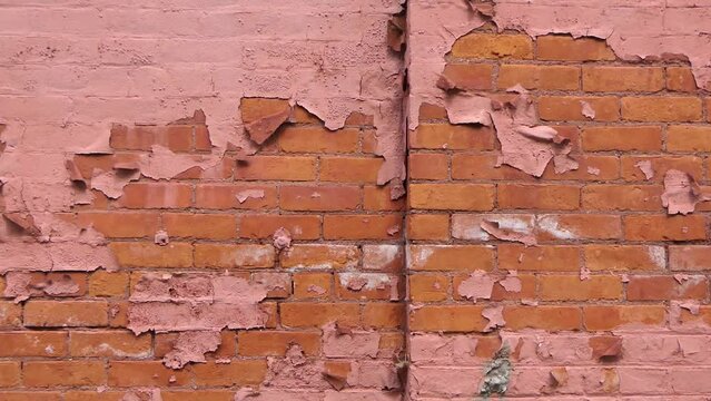 Backsteinwand mit abbl&auml;tternder Farbe