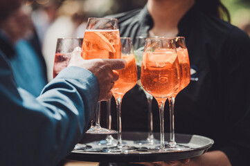 Wildberry Lillet & Aperol Spritz auf einer sommerlichen Feier
