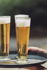 Bier auf einem Tablett