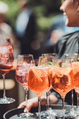 Wildberry Lillet & Aperol Spritz auf einer sommerlichen Feier
