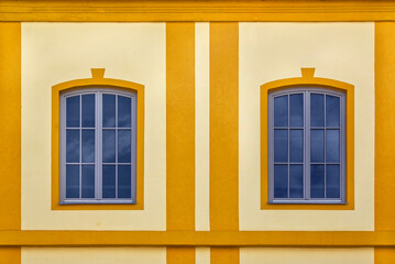 Hausfassade und Fensterreihe