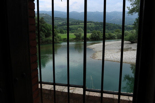 Un momento del tiempo encerrado entre barrotes