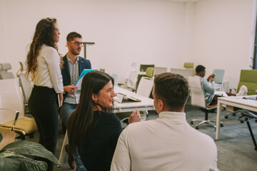 Obraz premium Business girl talking to her colleague