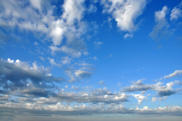 céu azul com nuvens  - obrazy, fototapety, plakaty