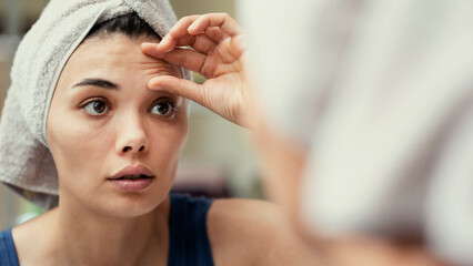 Obraz premium Daily facial care in the mirror