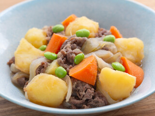 器に盛った肉じゃが