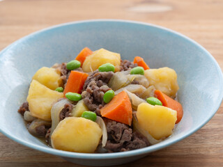 器に盛った肉じゃが