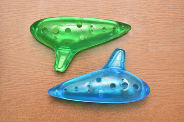 プラスチックで作られた青と緑の半透明色でカラフルな子供用のオカリナ