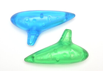 プラスチックで作られた青と緑の半透明色でカラフルな子供用のオカリナ