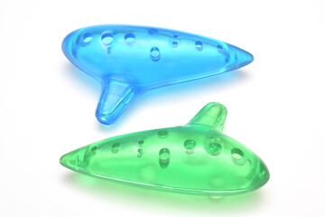 プラスチックで作られた青と緑の半透明色でカラフルな子供用のオカリナ