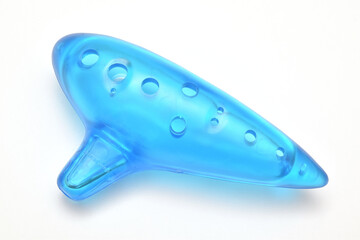 プラスチックで作られた青の半透明色でカラフルな子供用のオカリナ