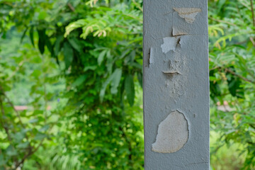 Peeling house pillar color, paint on pole peeling.