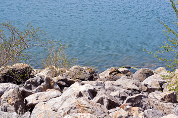 Piedras formando un dique