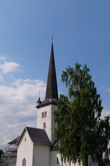 Fototapeta na wymiar Die Ringsaker kirke ist eine gemauerte Kirche mit kreuzförmigen Grundriss aus der zweiten Hälfte des 12. Jahrhunderts. Gesehen am Olavsweg, Gudbrandsdalsleden. Der Pilgerweg von Oslo - Trondheim