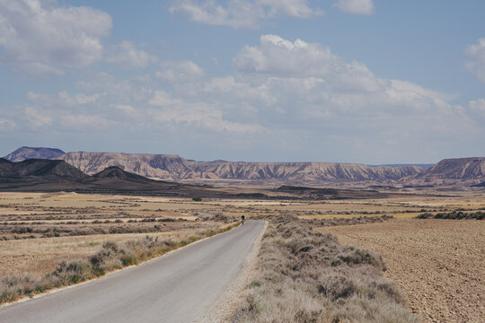 Cycliste sur route dans le desert