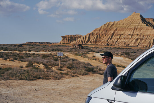 Homme dans désert devant van