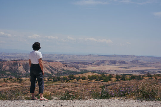 Femme de dos devant le panorama du desert des Bardenas Reales