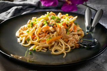 Fried noodles with chicken and vegetables.