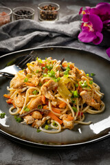 Fried noodles with chicken and vegetables.