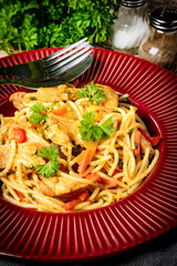 Fried noodles with chicken and vegetables.