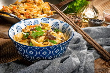 Fried noodles with chicken and vegetables.